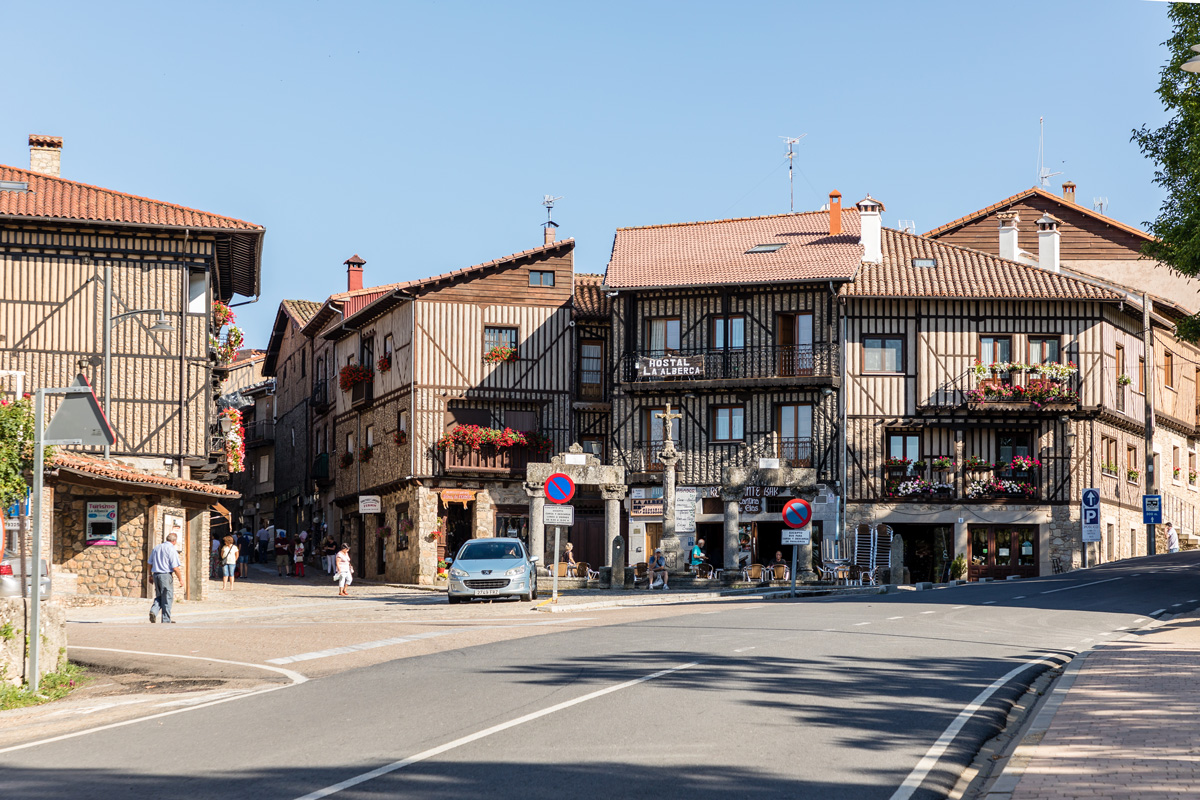 Place d'un village pittoresque des Pyrénées en France avec des maison à colombage