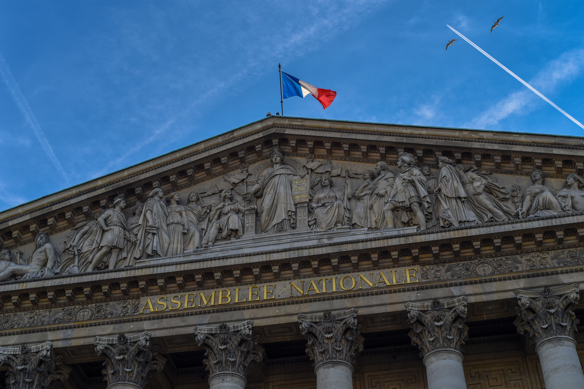 Façade de l'assemblée nationale à Paris avec un drapeau français